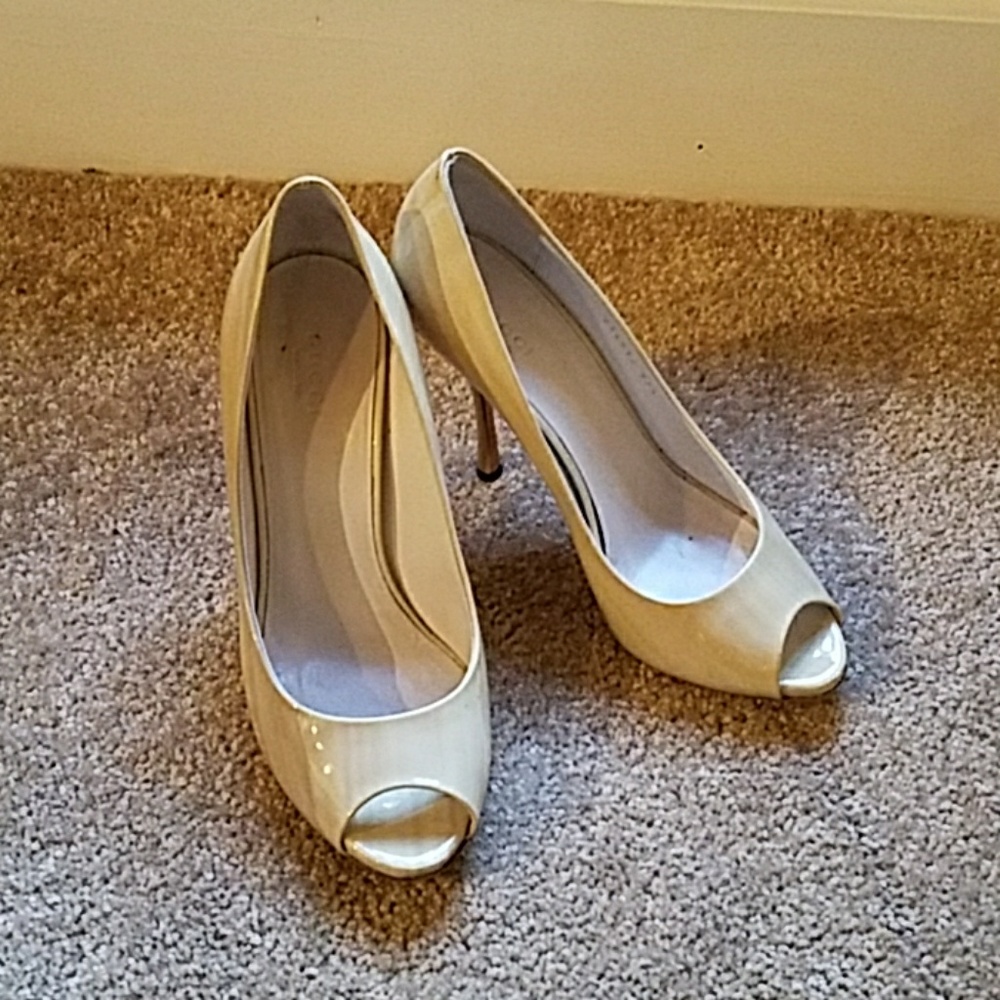 Gucci 37.5 Cream Patent Peep Toe Stiletto